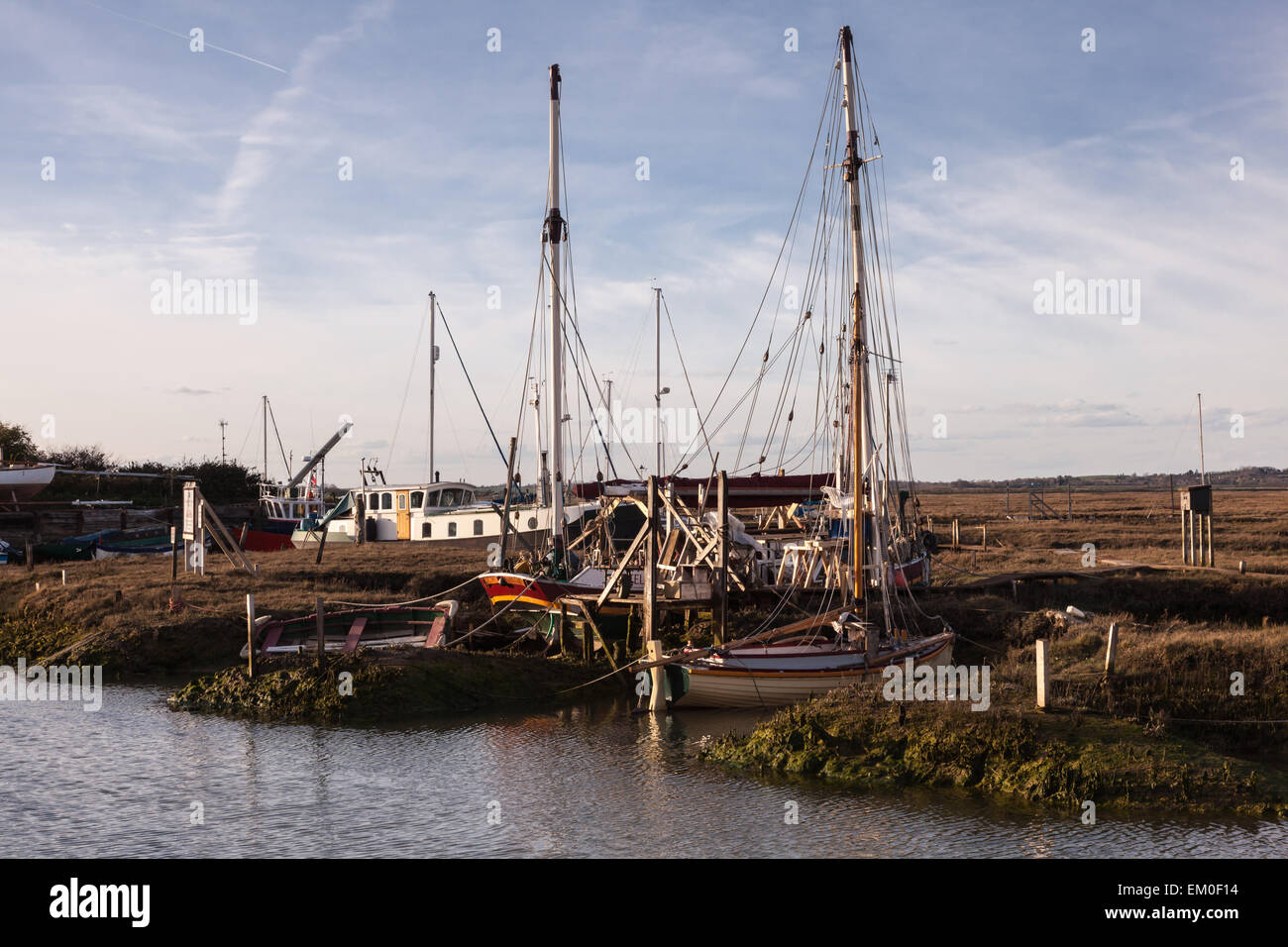 Boote vertäut am Tollesbury Creek unter der Marschen, Tollesbury, Essex, UK Stockfoto