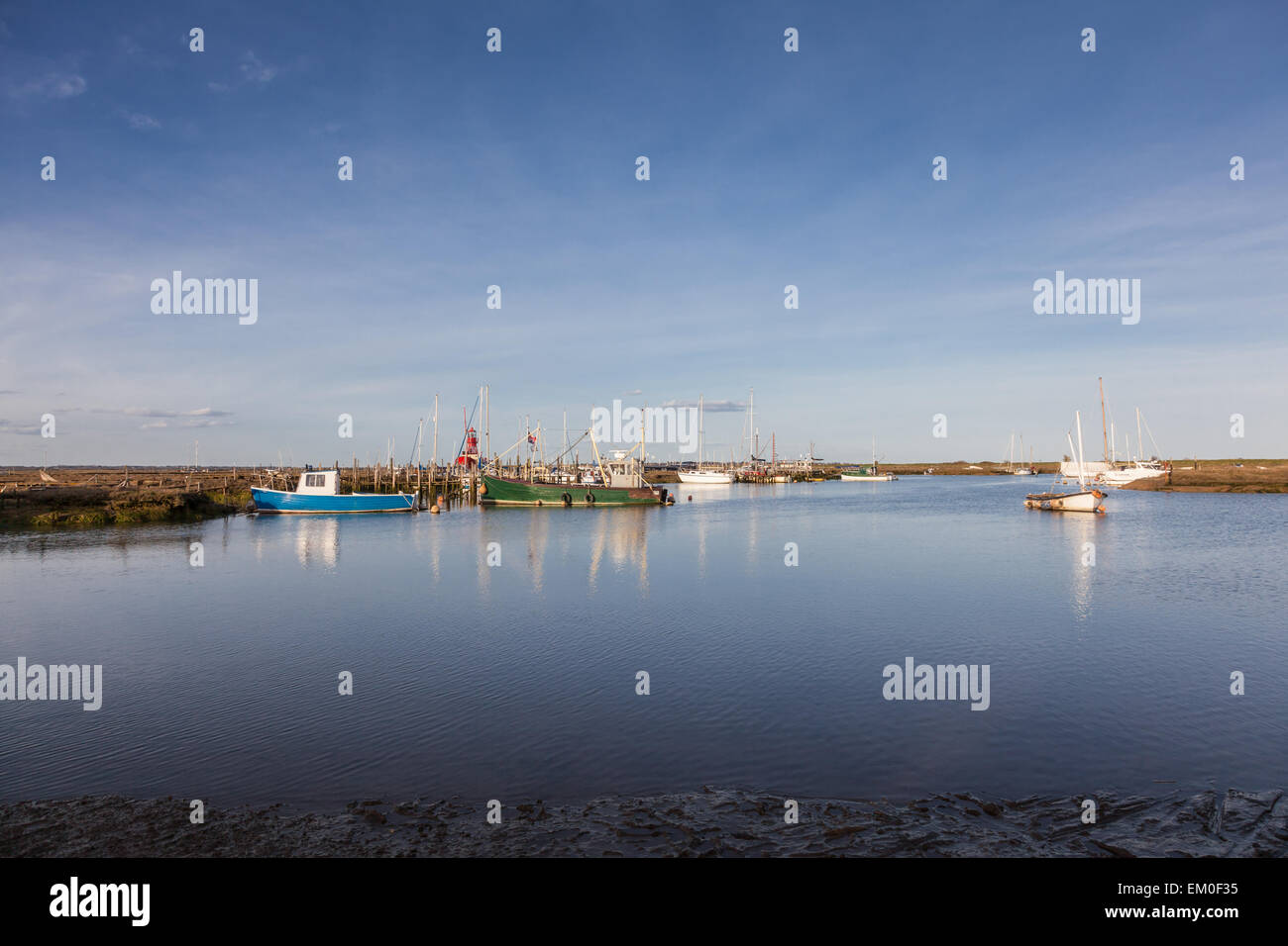 Boote vertäut am Tollesbury Creek unter der Marschen, Tollesbury, Essex, UK Stockfoto