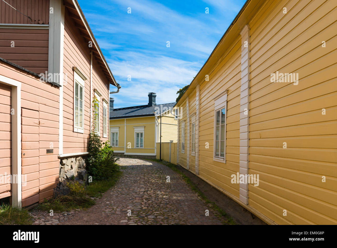 Schmale Gasse zwischen Holzbauten in der mittelalterlichen Stadt Porvoo, Finnland Stockfoto