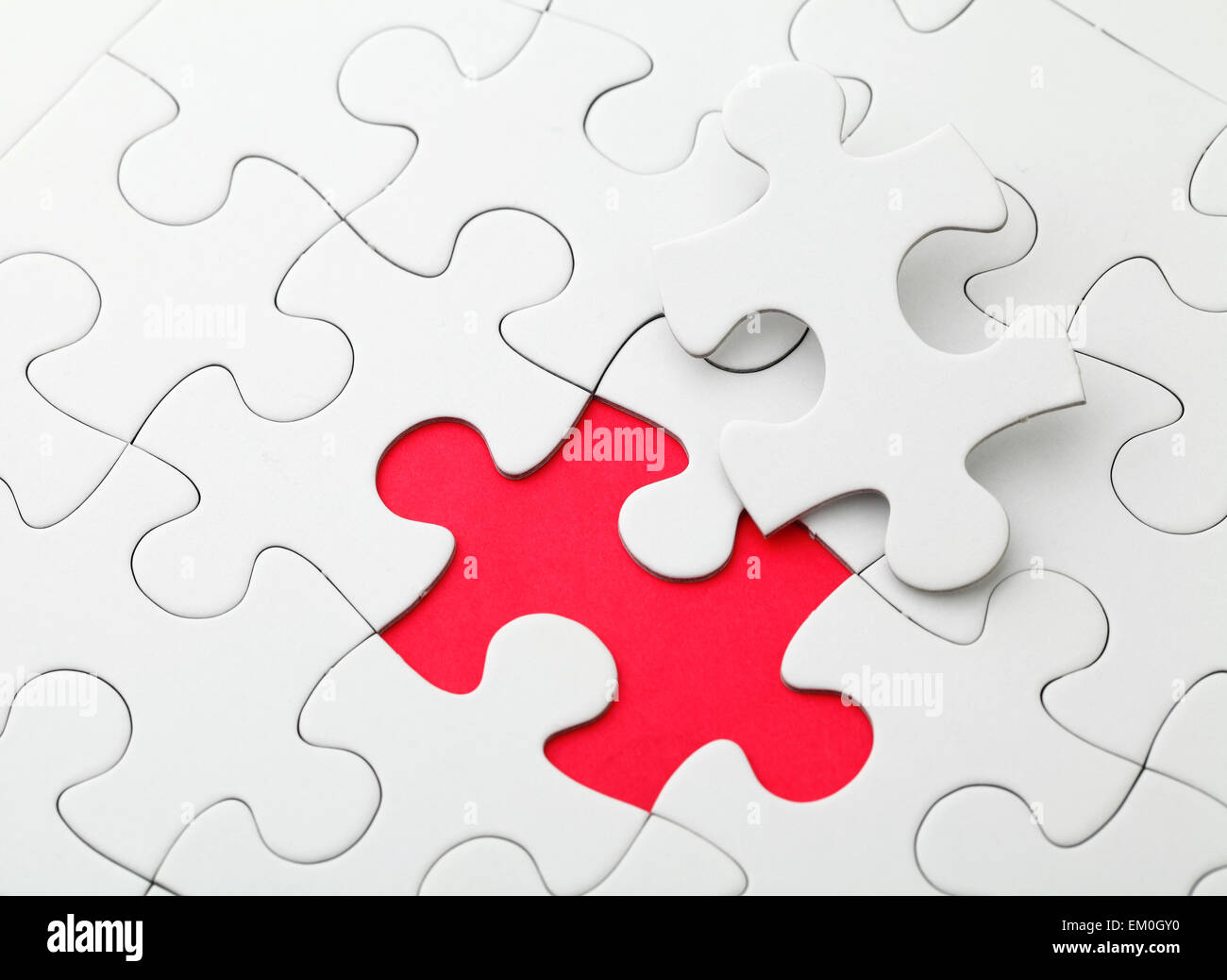 Puzzle mit fehlende Stück in rot Stockfoto