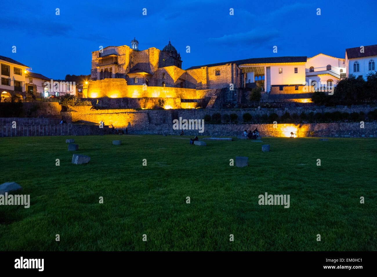Peru, Cusco.  Santo Domingo Kloster, gebaut rund um Überreste von Cuzco, Inka-Tempel der Sonne, am frühen Abend. Stockfoto