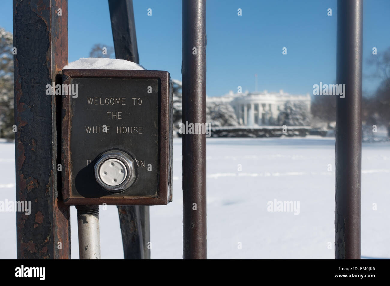 Das weiße Haus im Schnee, mit einem Klingeltaster am Zaun. Washington DC, USA. Stockfoto