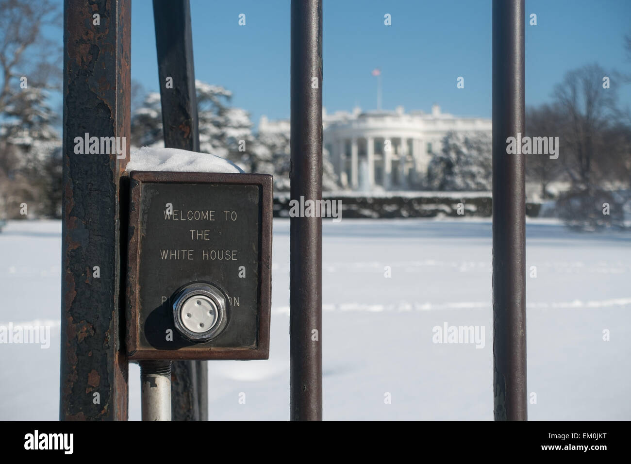 Das weiße Haus im Schnee, mit einem Klingeltaster am Zaun. Washington DC, USA. Stockfoto