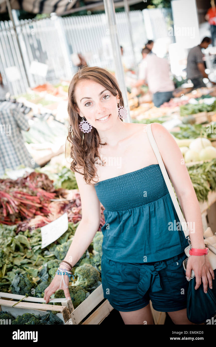 schöne Frau auf dem Markt Stockfoto