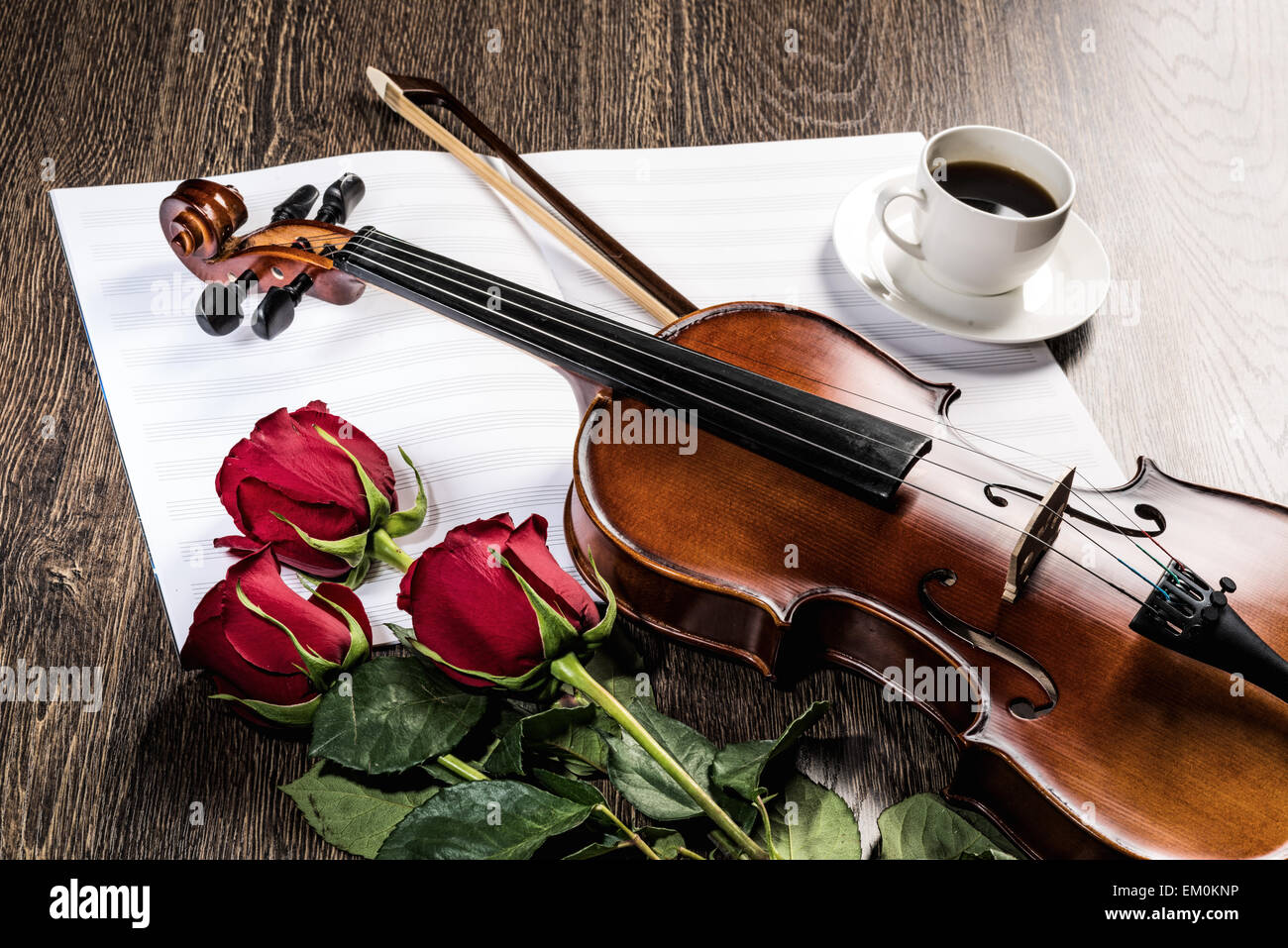 Violine, Rose, Kaffee und Musik Bücher Stockfoto