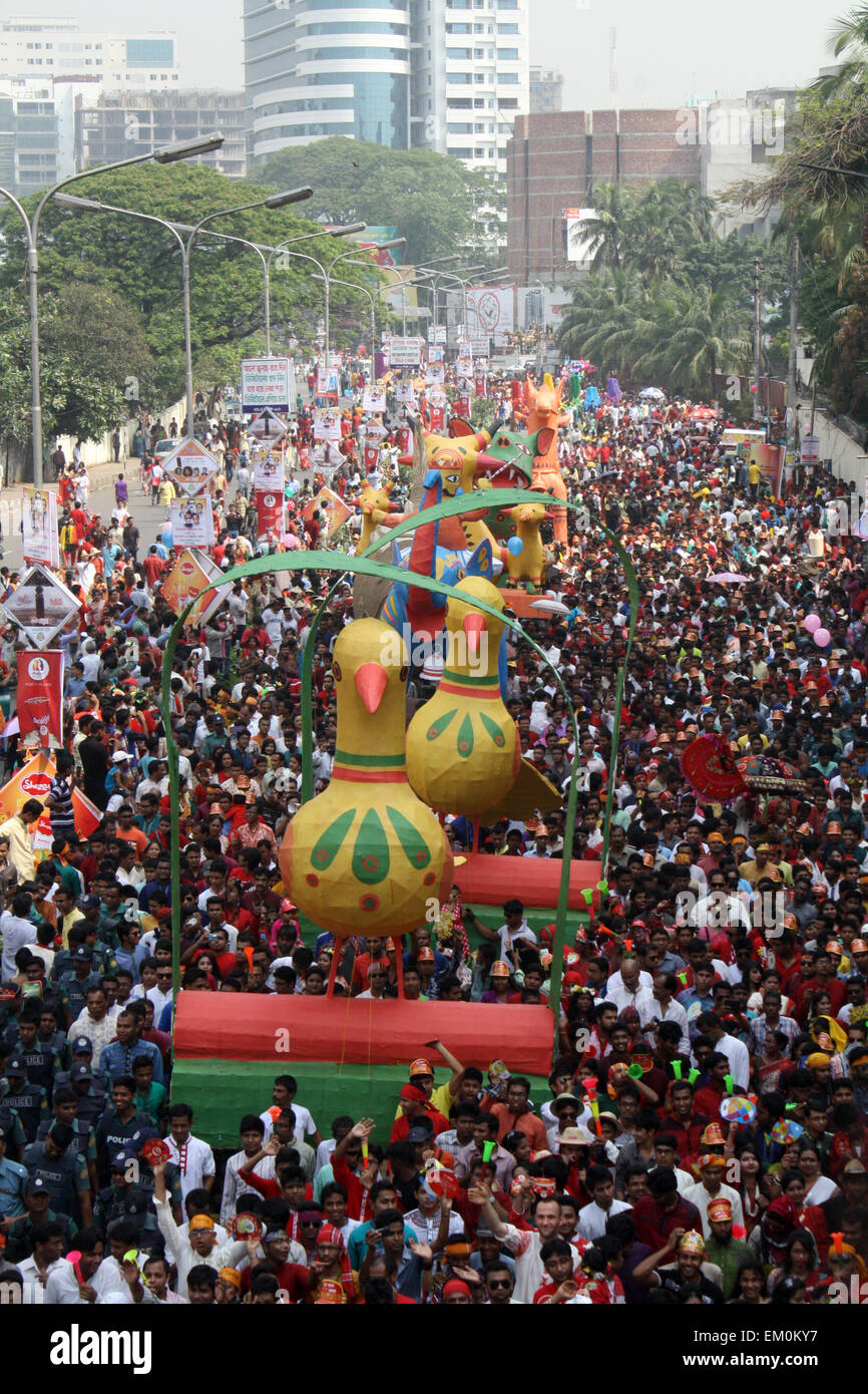 Dhaka, Bangladesch. 14. April 2015. Nachtschwärmer besuchen eine Kundgebung in der Feier der Bengali New Year oder "Pohela Boishakh" in Dhaka am 14. April 2015. Bengalischer Kalender oder Bangla Kalender ist ein traditionelles Sonnenkalender und das Jahr beginnt am Pohela Boishakh, die am 14. April in Bangladesch fällt. Bildnachweis: Mamunur Rashid/Alamy Live-Nachrichten Stockfoto