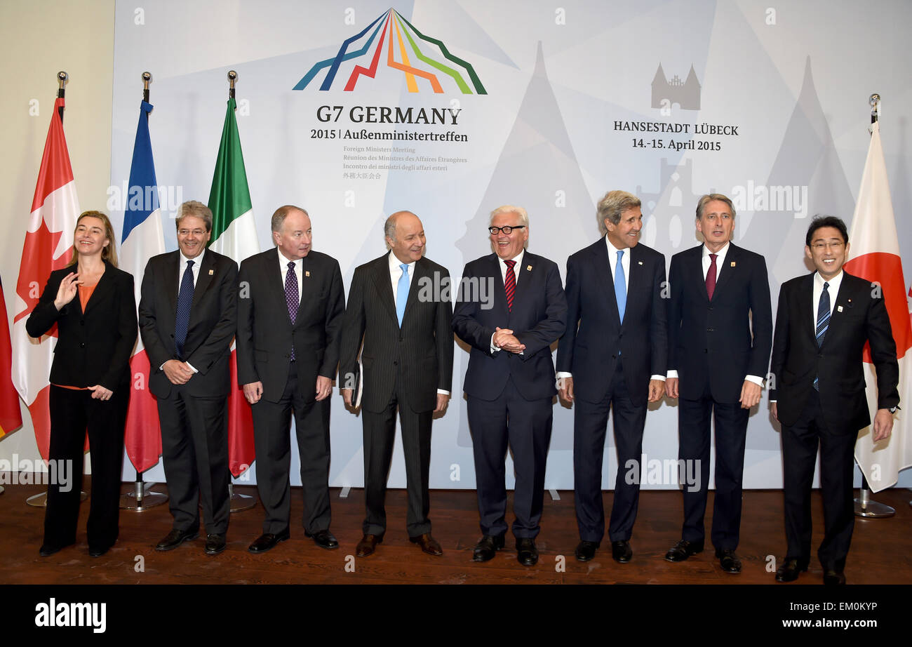 Lübeck, Deutschland. 15. April 2015. Hohe Vertreterin der EU für Außen- und Sicherheit Politik Federica Mogherini (l-R), italienische Außenminister Paolo Gentiloni, kanadischen Außenminister Rob Nicholson, der französische Außenminister Laurent Fabius, der deutsche Außenminister Frank-Walter Steinmeier, US-Außenminister John Kerry, britische Außenminister Philip Hammond und japanischen Außenminister Fumio Kishida Stand zusammen während des Treffens der G7-Außenminister in Lübeck , Lübeck, 15. April 2015. Bildnachweis: Dpa picture Alliance/Alamy Live News Stockfoto