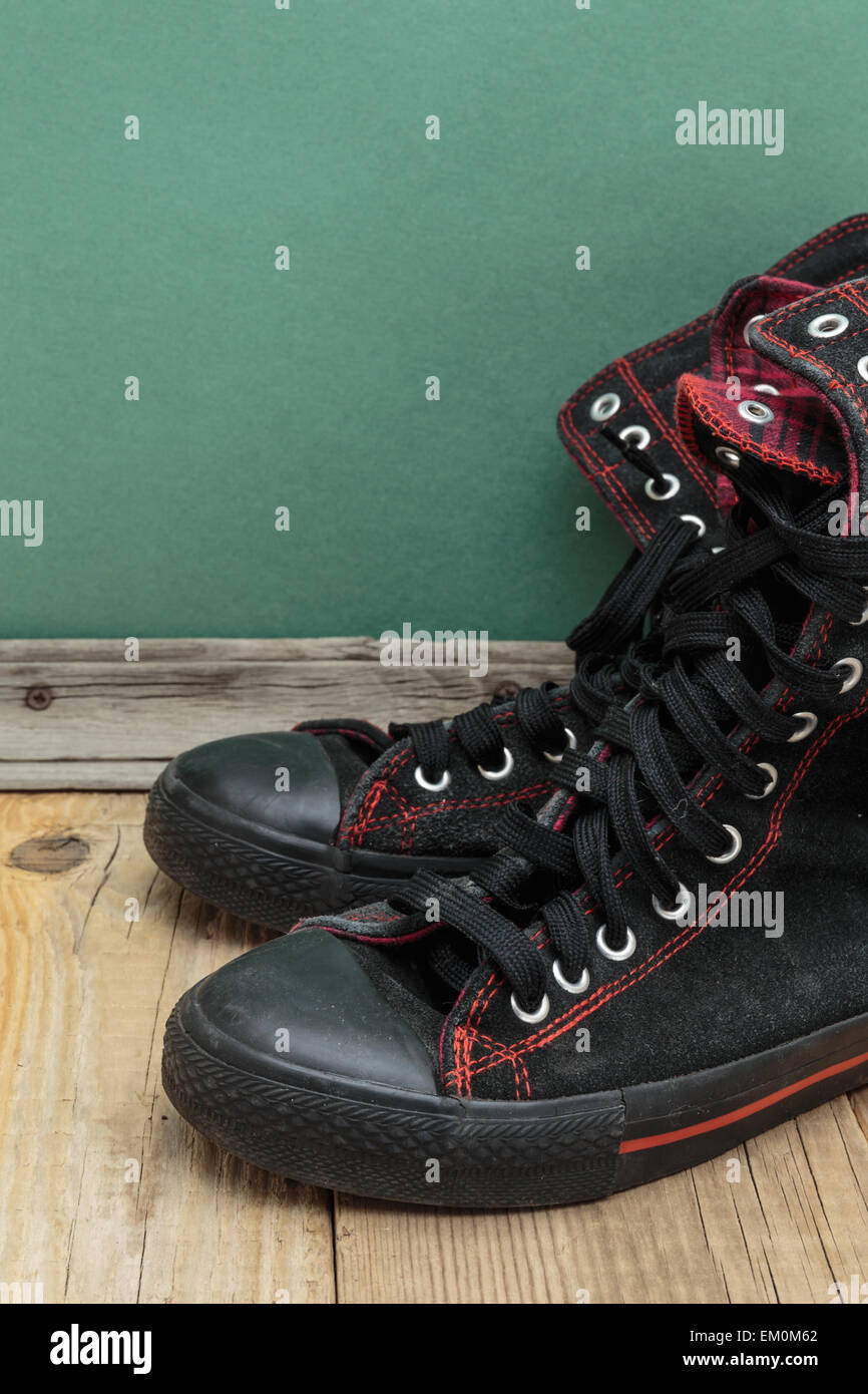 alte schwarze Schuhe auf dem Holzboden Stockfoto