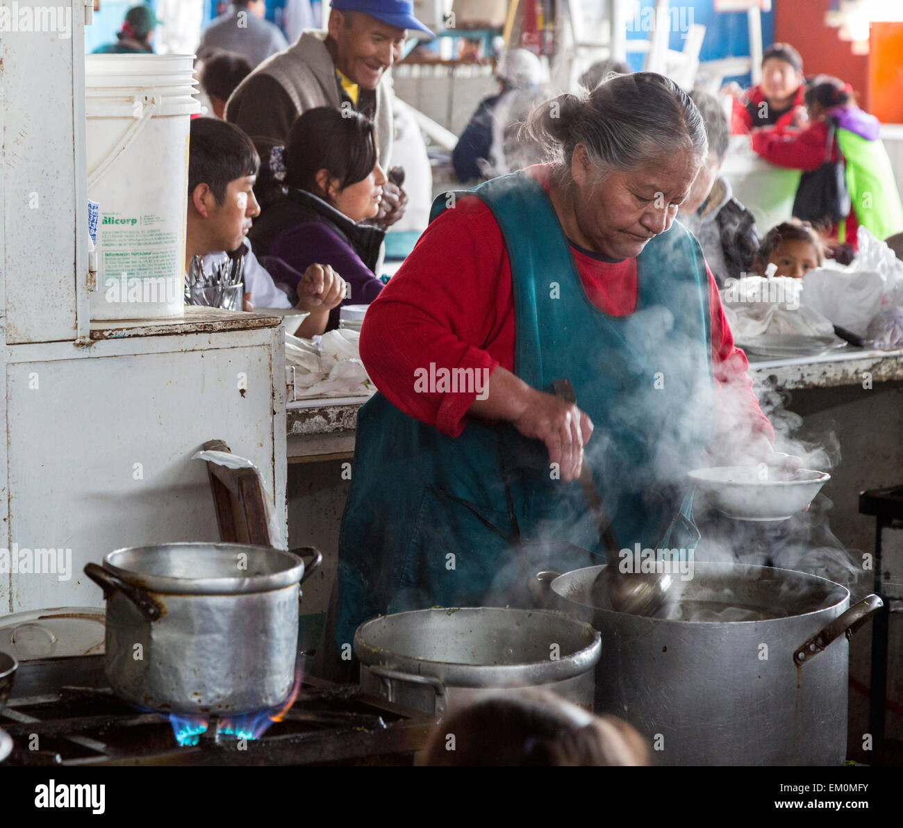 Peru, Cusco, San Pedro-Markt.  Kochen Sie, servieren von Speisen für einen Kunden im Bereich Food-Court des Marktes. Stockfoto