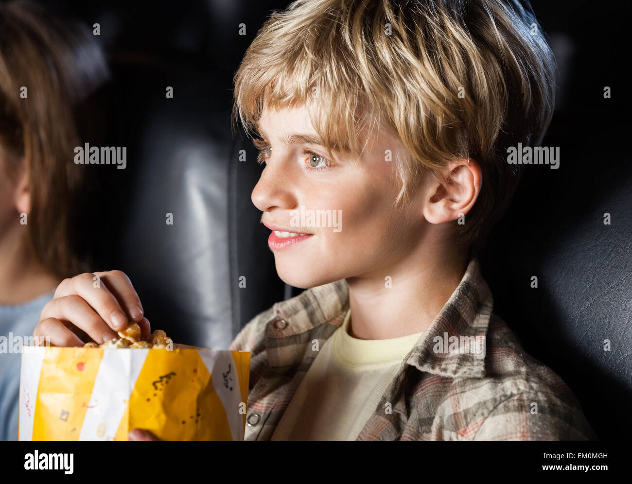 Junge essen Popcorn Film Stockfoto