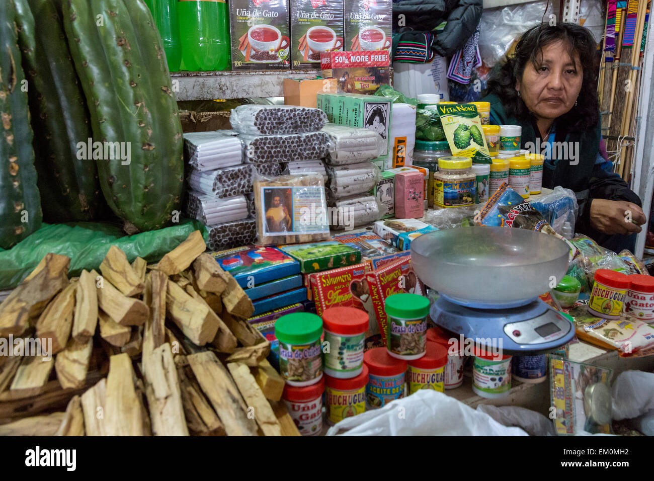 Peru, Cusco.  Geschäft mit Holz für Weihrauch und Heilkräuter. Stockfoto