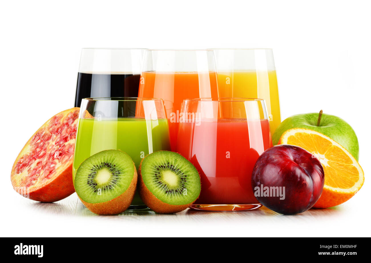 Komposition mit Brille verschiedene Fruchtsäfte, isoliert auf weiss. Detox-Diät Stockfoto