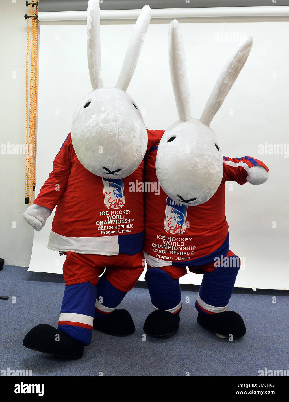 Bob und Bobek, Maskottchen der IIHF Weltmeisterschaft 2015, die von der Tschechischen Republik in den Städten Prag und Ostrava gehostet werden, sind in Prag, Tschechische Republik, 9. April 2015 gesehen. (CTK Foto/Katerina Sulova) Stockfoto