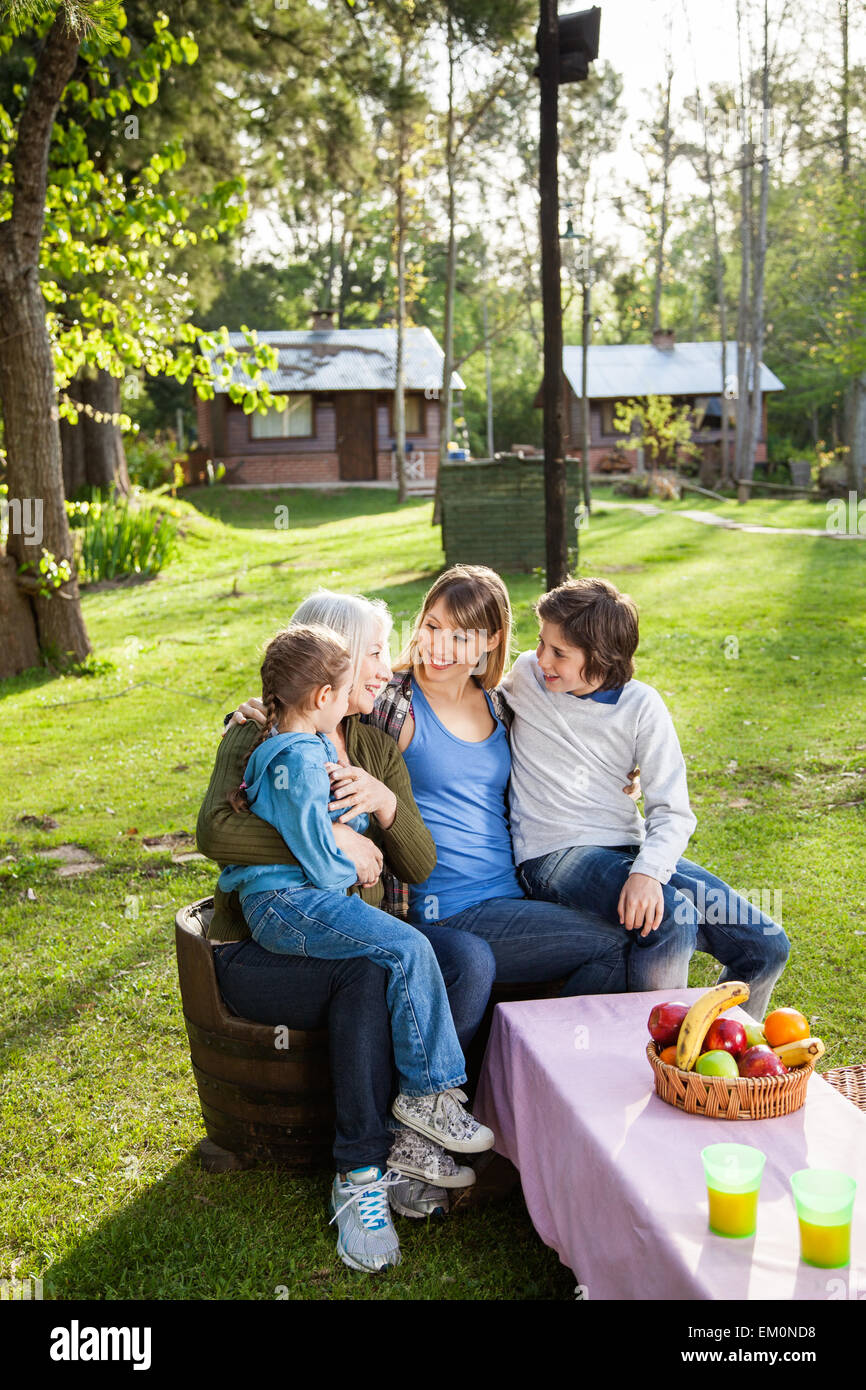 Glücklich Multi-Generationen-Familie auf Campingplatz Stockfoto