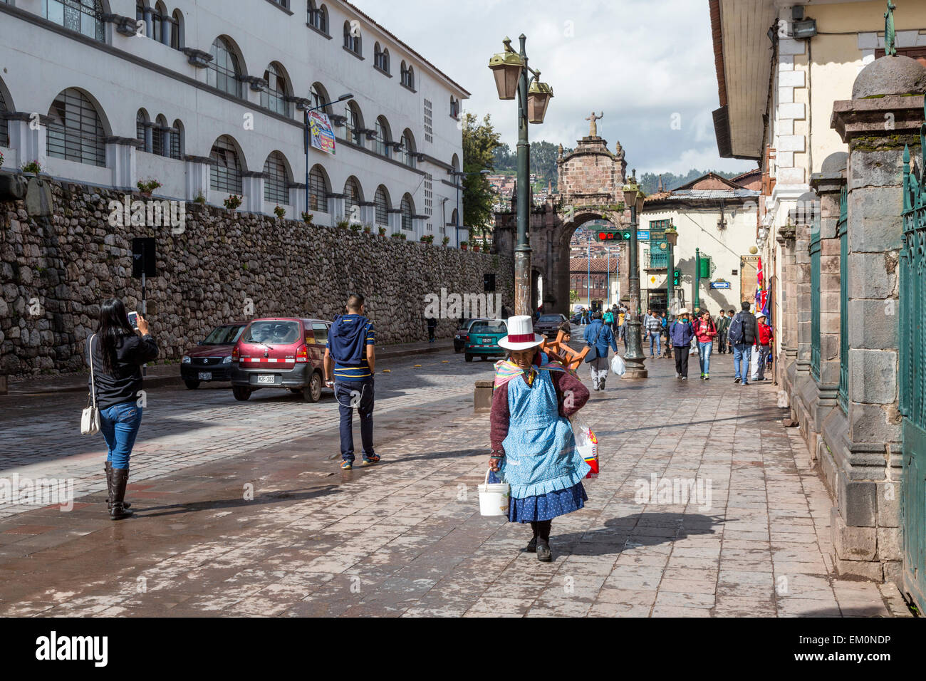 Peru, Cusco.  Santa Clara Street Scene, Santa Clara Bogen im Hintergrund. Stockfoto