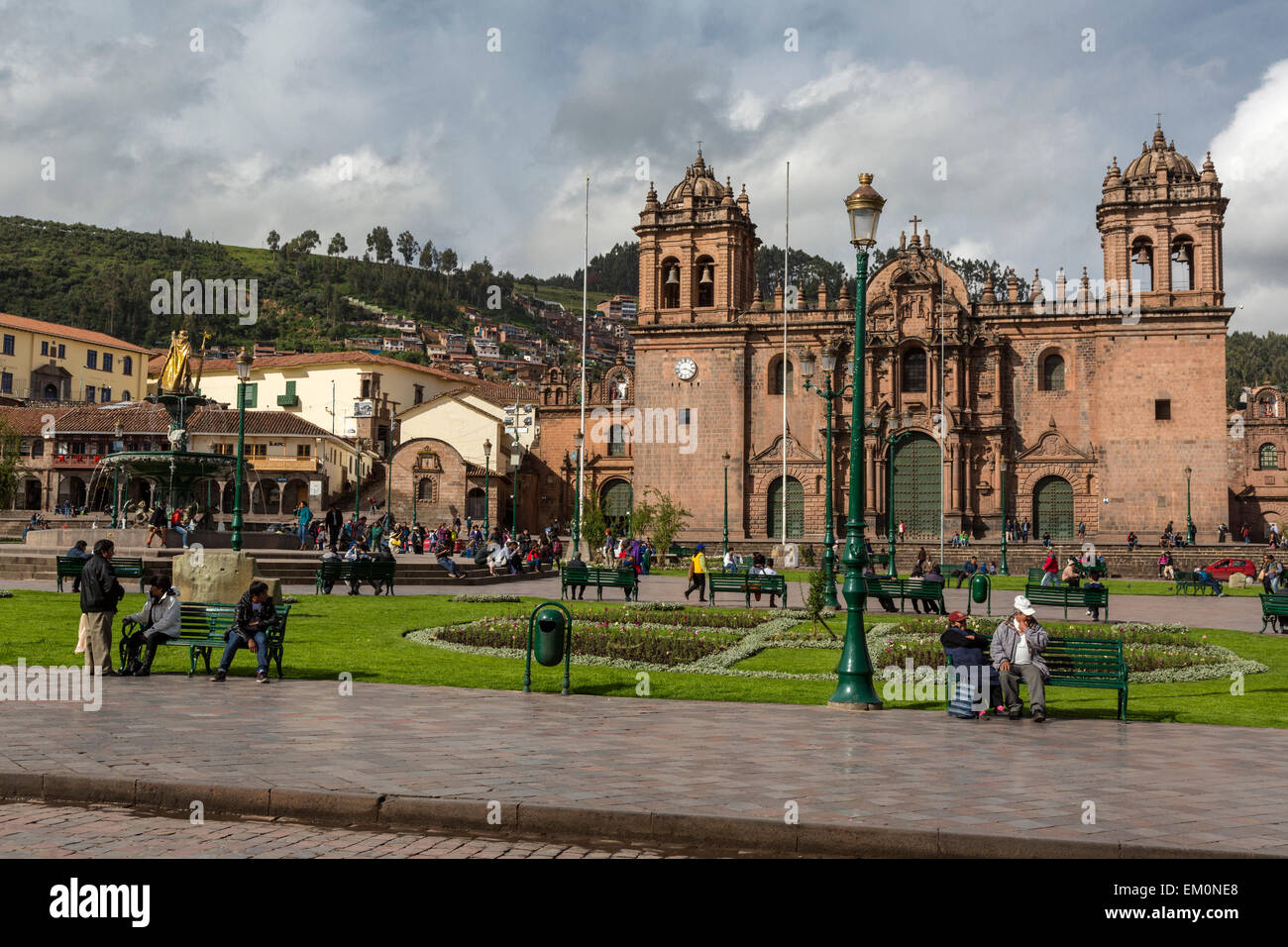 Peru, Cusco.  Die Kathedrale, 16.. Jahrhundert, Plaza de Armas.  Brunnen mit Inka König Pachacutec auf linken Seite. Stockfoto