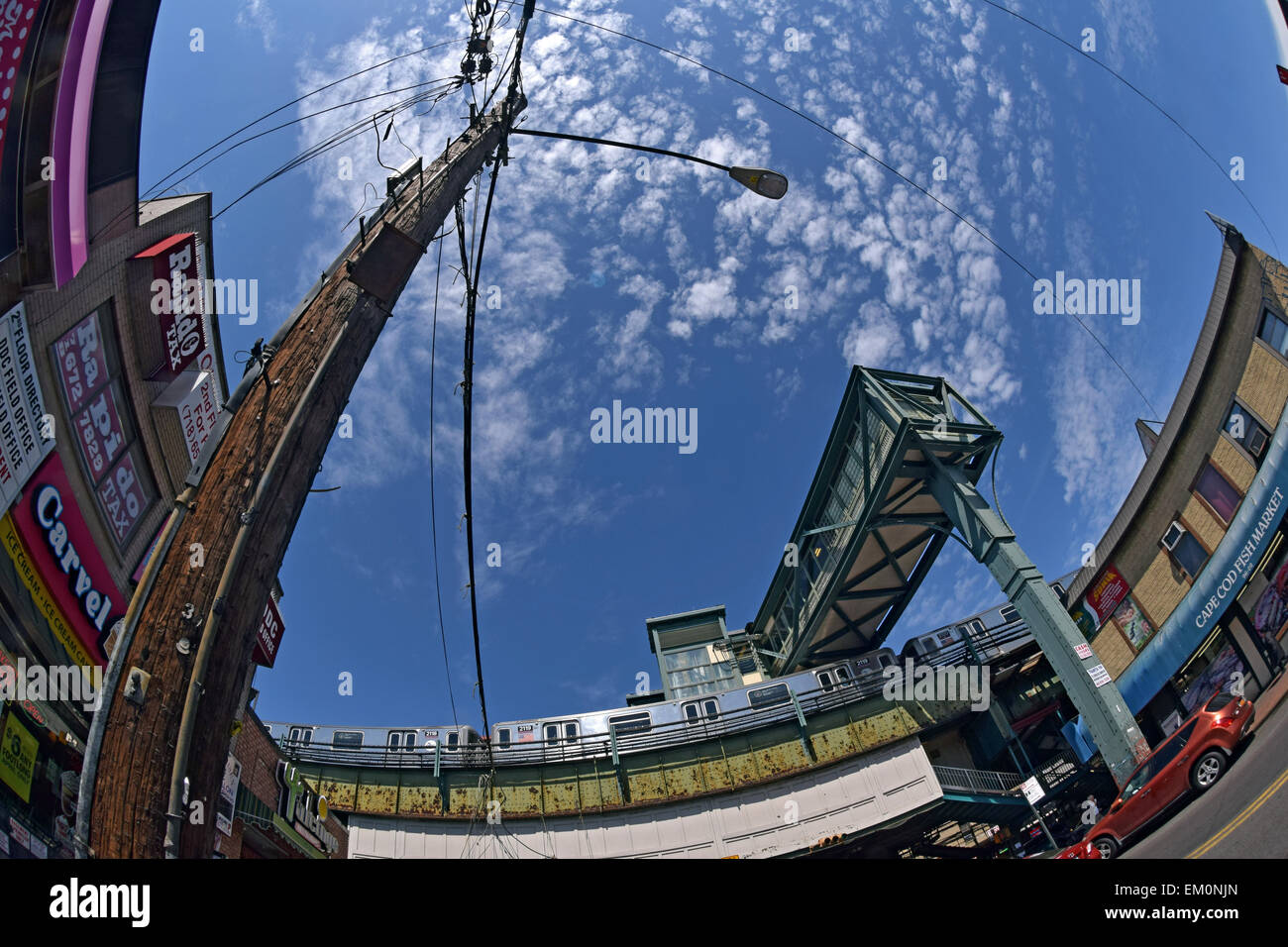 Fisheye Blick auf die Hochbahn #7 von Kreuzung Boulevard und Roosevelt Avenue in Corona, Queens, New York City Stockfoto