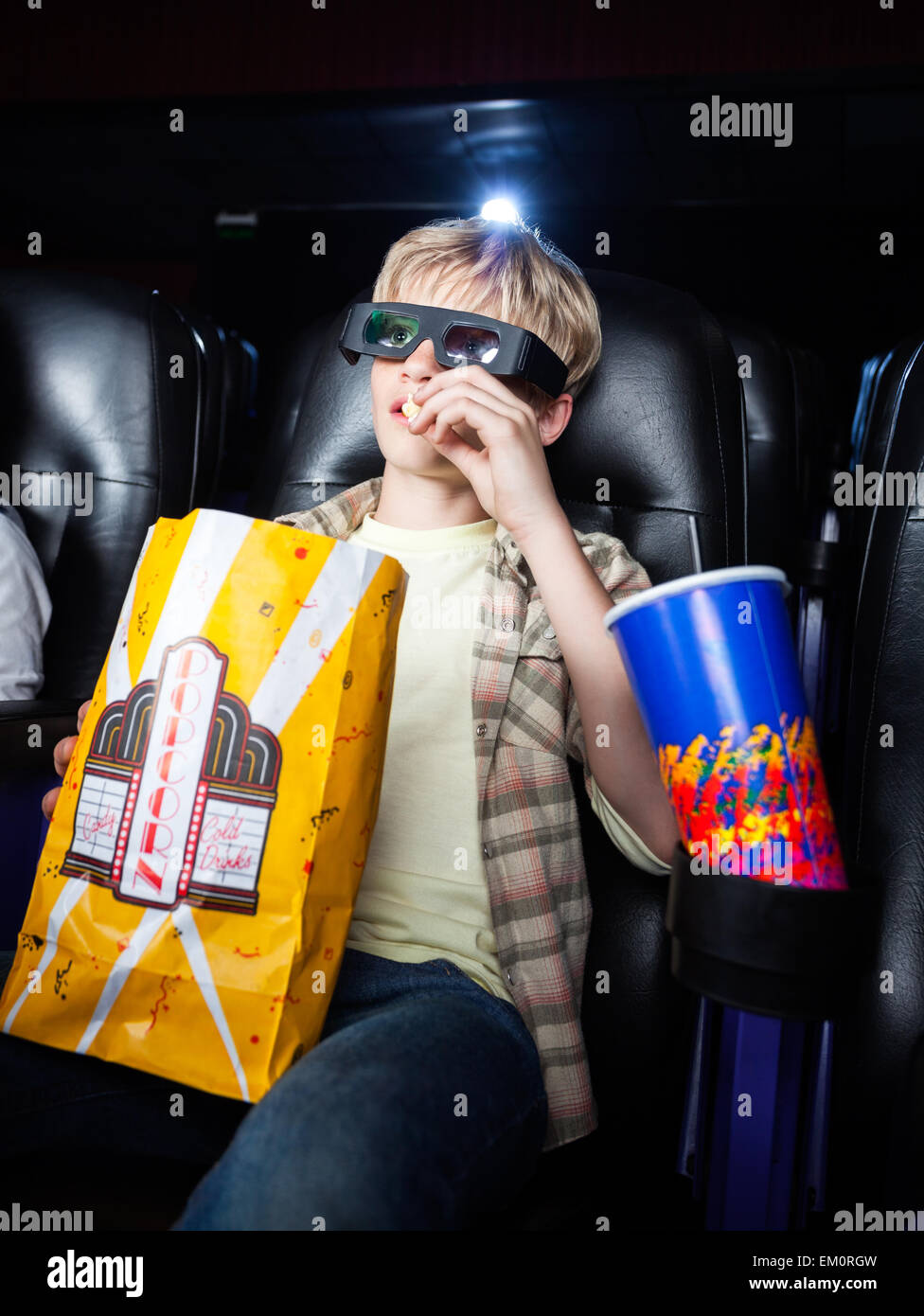 Junge Essen Popcorn im 3D-Kino Stockfoto