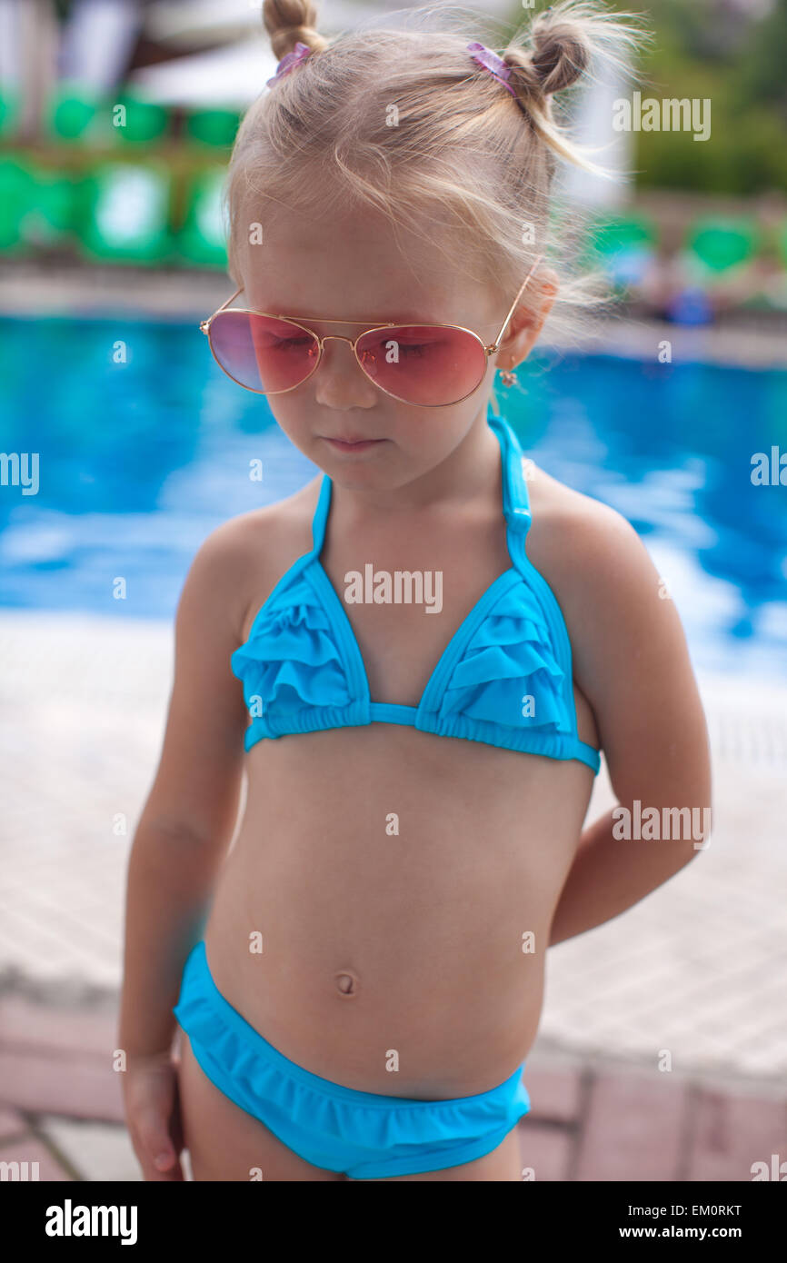 Niedliche Kleine Mädchen Allein In Der Nähe Von Schwimmbad Stockfotografie Alamy