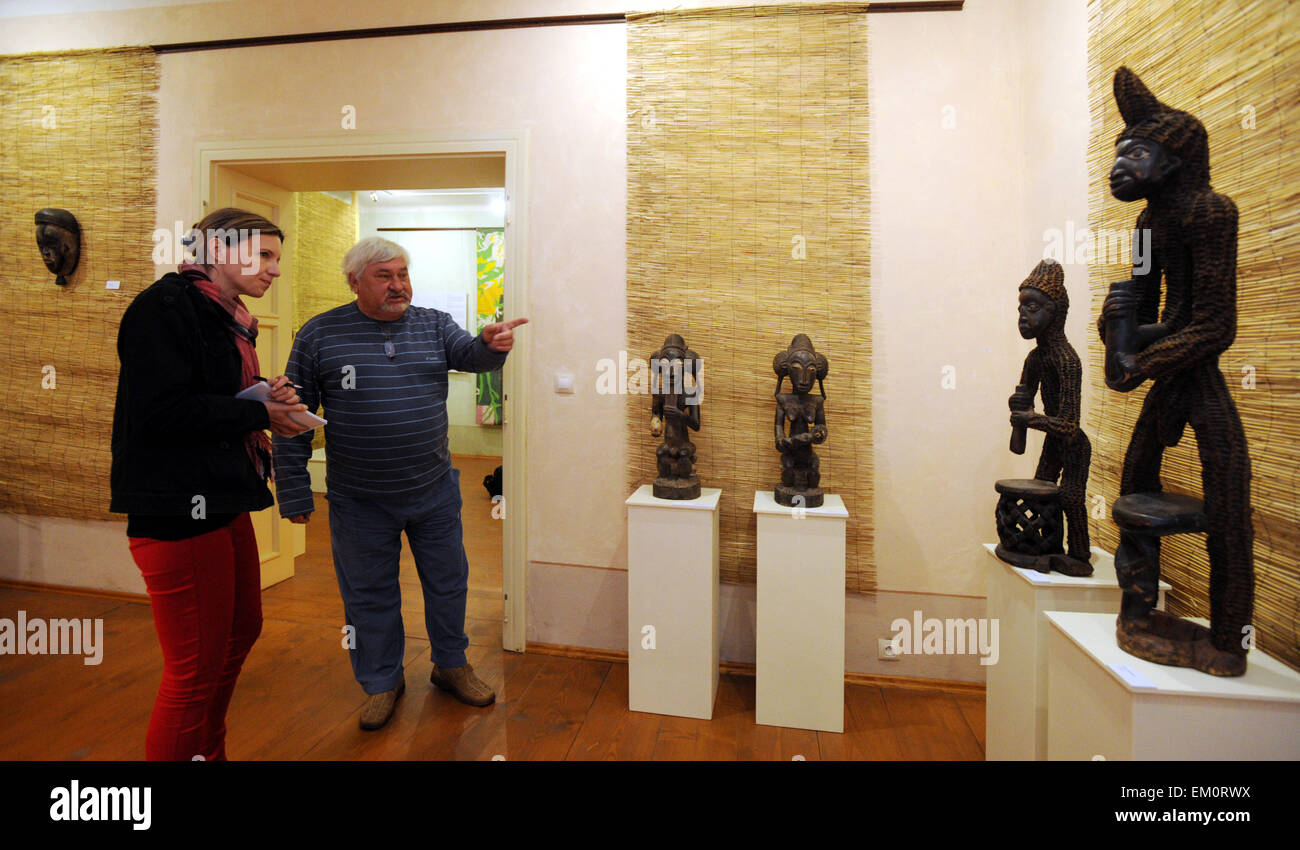 Žatec, Tschechische Republik. 15. April 2015. Afrikanische Stammeskunst aus der einzigartigen Sammlung Ehegatten Zeman in Zatec, Tschechien, 15. April 2015 angezeigt wird. Im Bild von links Herausgeber des tschechischen Presseagentur Radka Fialova und Sammler Petr Zeman. © Libor Zavoral/CTK Foto/Alamy Live-Nachrichten Stockfoto