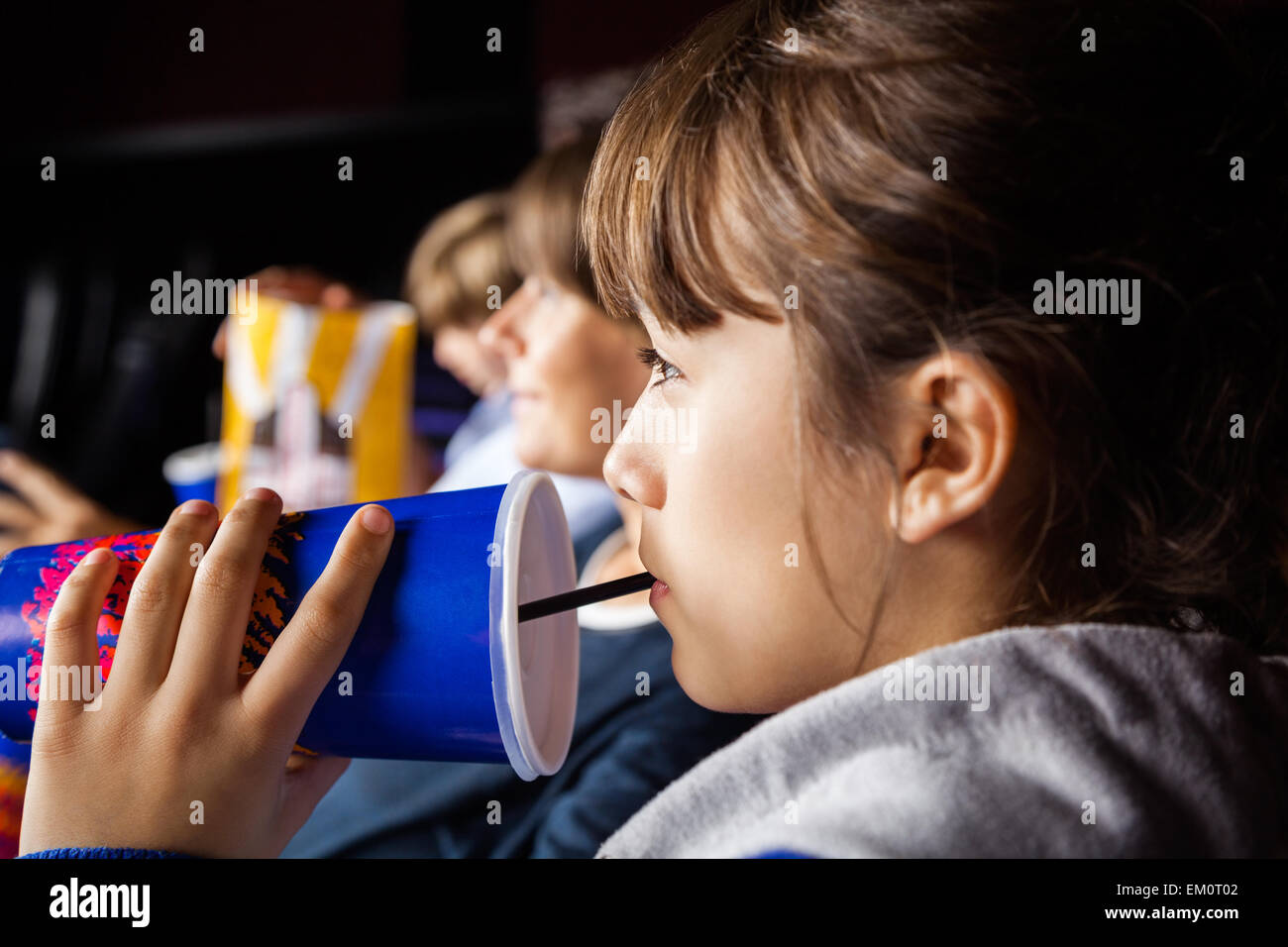 Mädchen trinken Cola beim Film im Theater Stockfoto