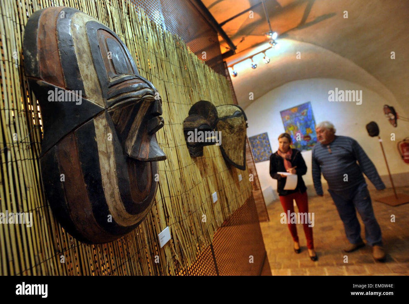 Žatec, Tschechische Republik. 15. April 2015. Afrikanische Stammeskunst aus der einzigartigen Sammlung Ehegatten Zeman in Zatec, Tschechien, 15. April 2015 angezeigt wird. Im Bild von links Herausgeber des tschechischen Presseagentur Radka Fialova und Sammler Petr Zeman. © Libor Zavoral/CTK Foto/Alamy Live-Nachrichten Stockfoto
