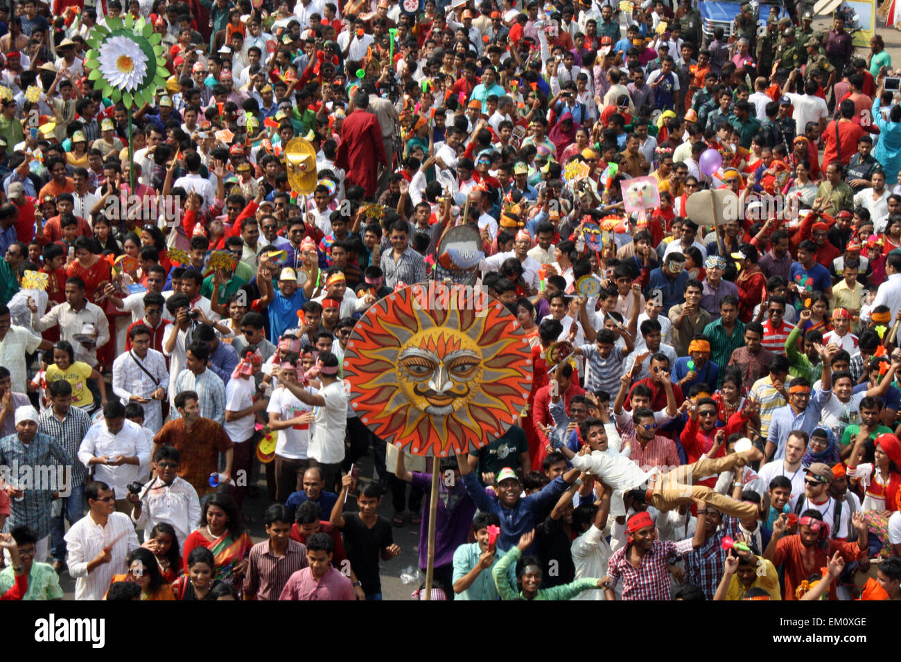 Dhaka, Bangladesch. 14. April 2015. Nachtschwärmer besuchen eine Kundgebung in der Feier der Bengali New Year oder "Pohela Boishakh" in Dhaka am 14. April 2015. Bengalischer Kalender oder Bangla Kalender ist ein traditionelles Sonnenkalender und das Jahr beginnt am Pohela Boishakh, die am 14. April in Bangladesch fällt. Bildnachweis: Mamunur Rashid/Alamy Live-Nachrichten Stockfoto