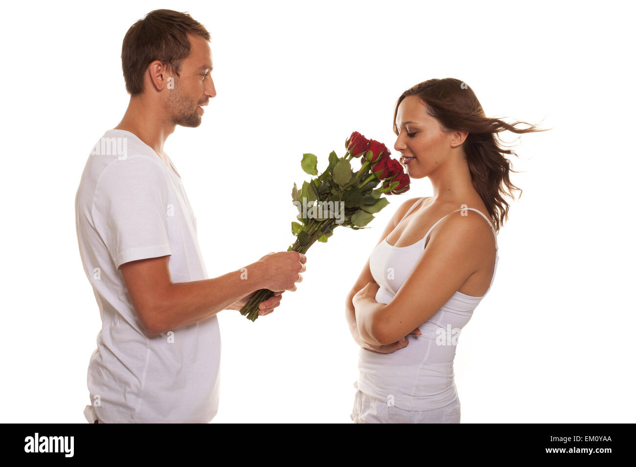 Mann mit einer Rose an die glückliche Ehefrau Stockfoto