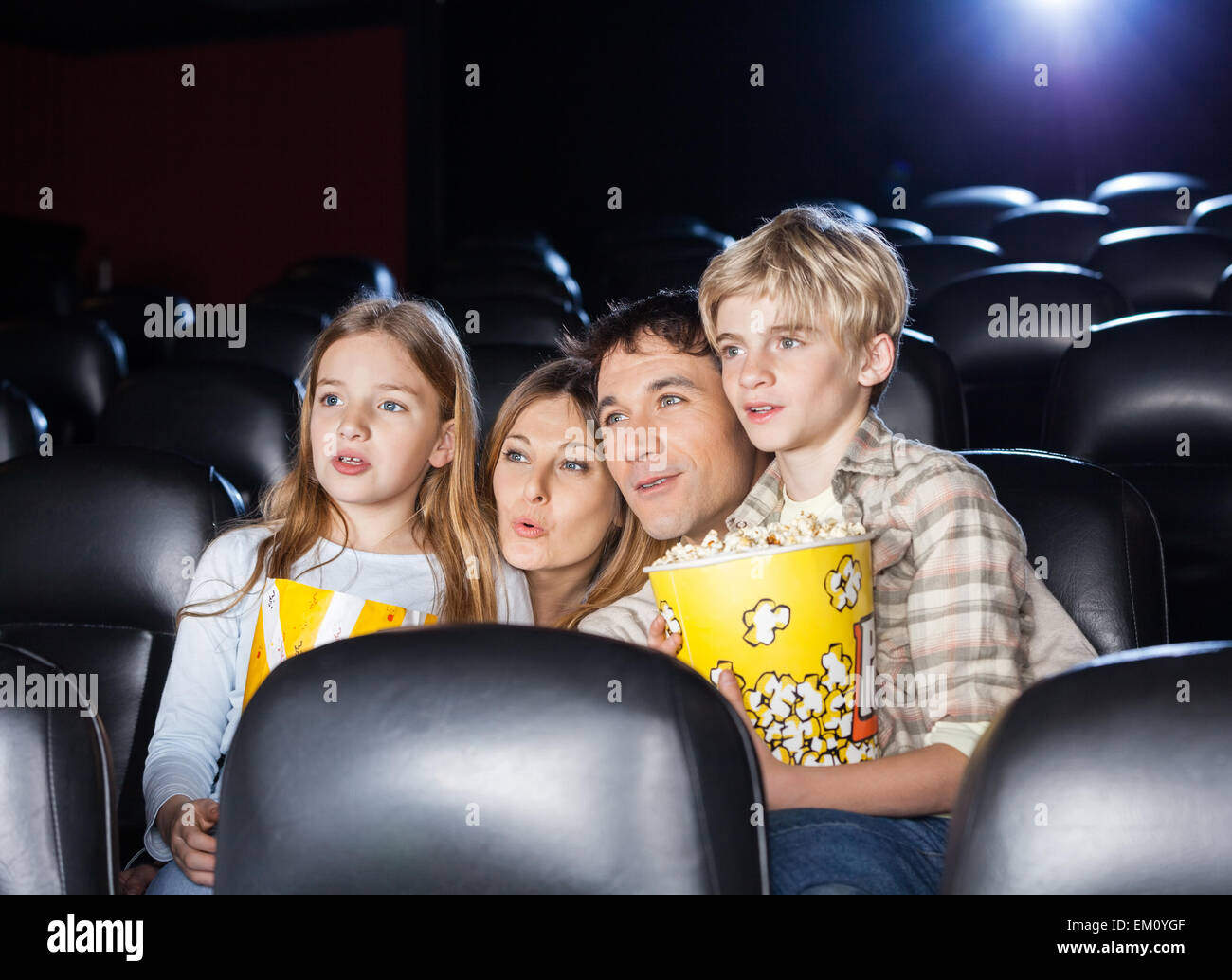 Familie Film im Theater Stockfoto