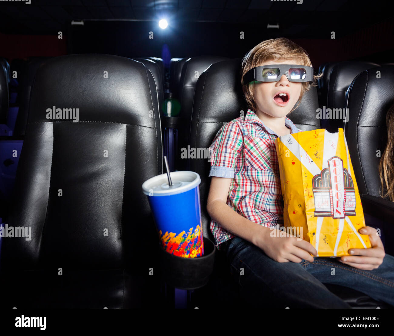 Schockiert Boy 3D Film im Theater Stockfoto