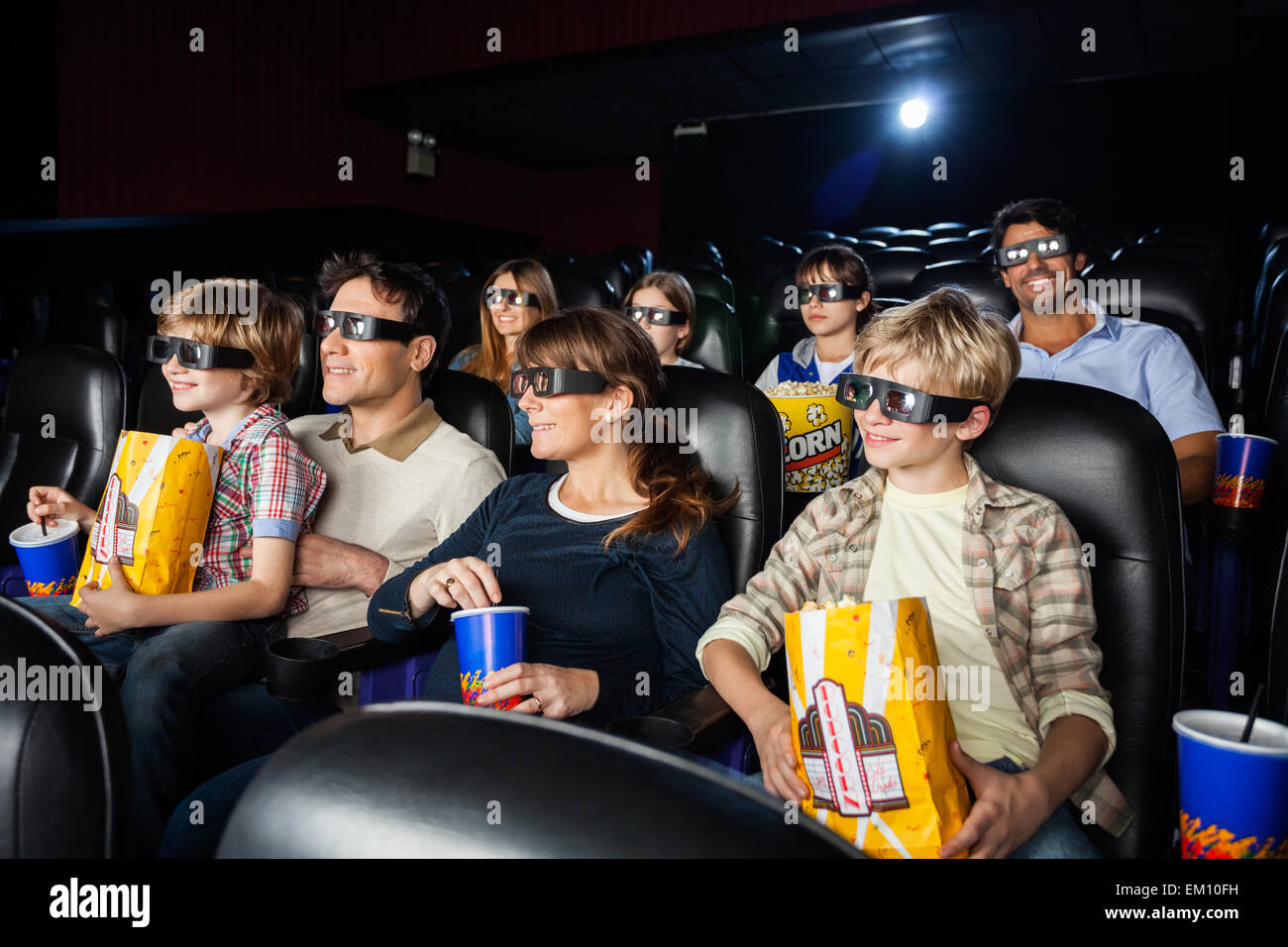 Familien, die 3D Film im Theater Stockfoto