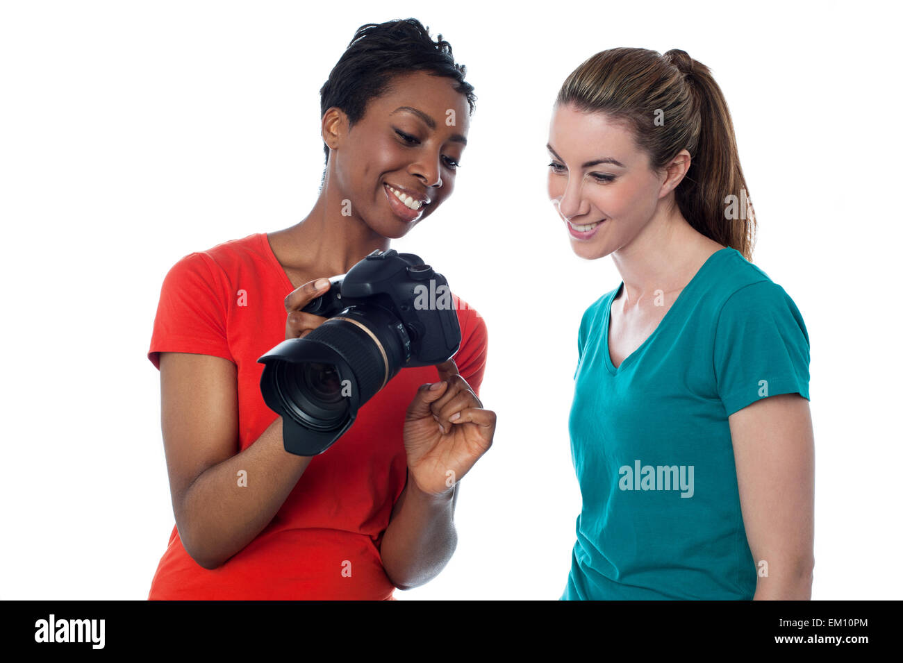 Frauen Anzeigen von Bildern in der Kamera Stockfoto
