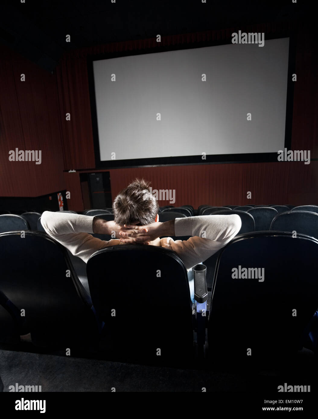 Entspannt Man beobachten Film im Theater Stockfoto