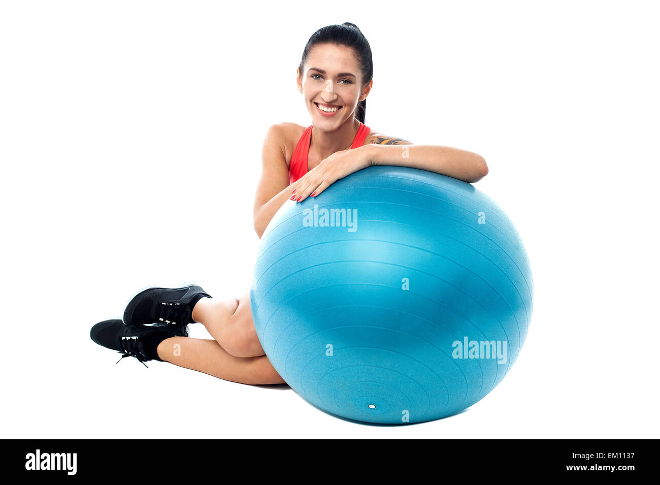 Frau, entspannend, mit Gymnastikball Stockfoto