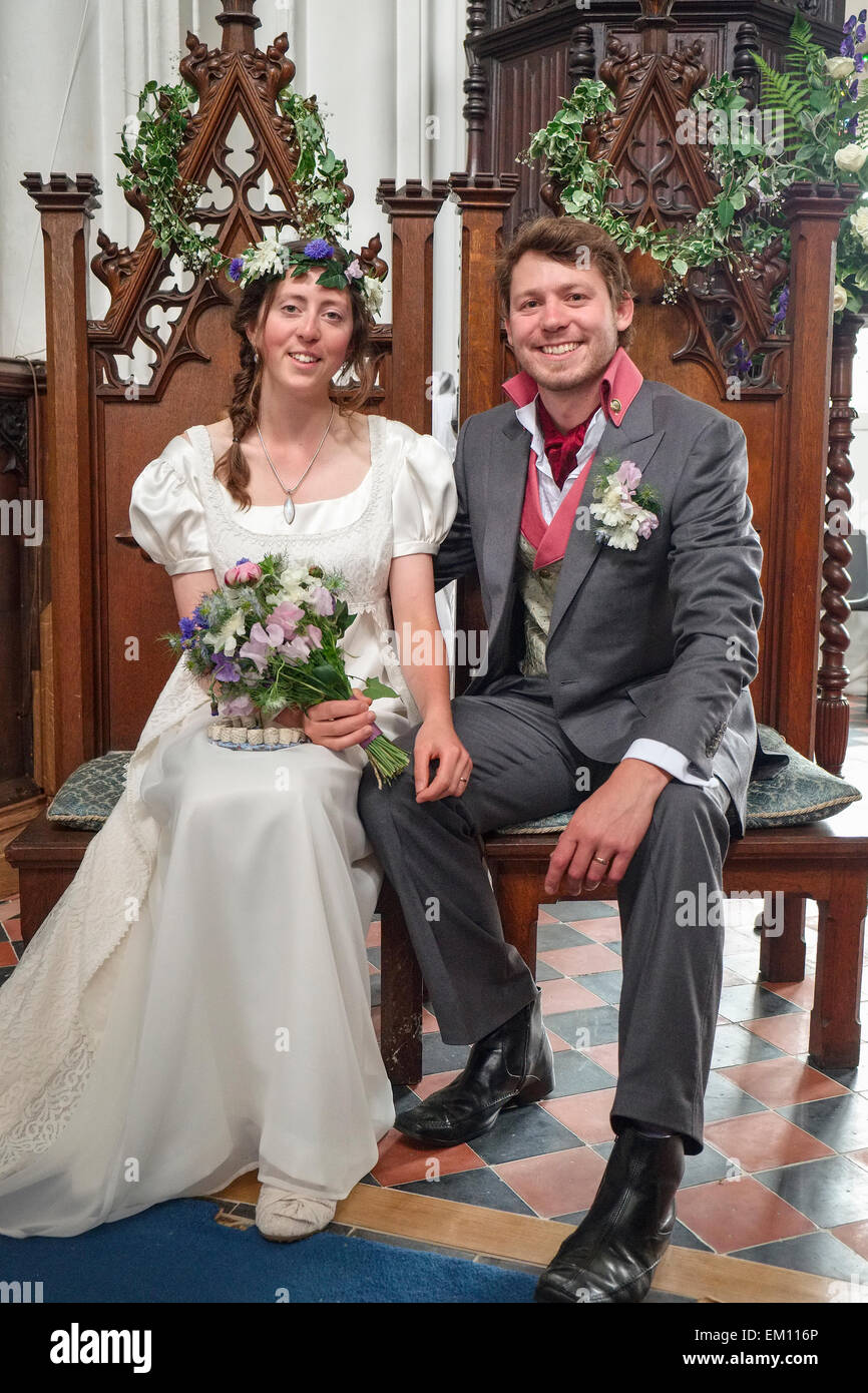 Braut und Bräutigam nach der Trauung auf Hochzeit Stühlen sitzen Stockfoto