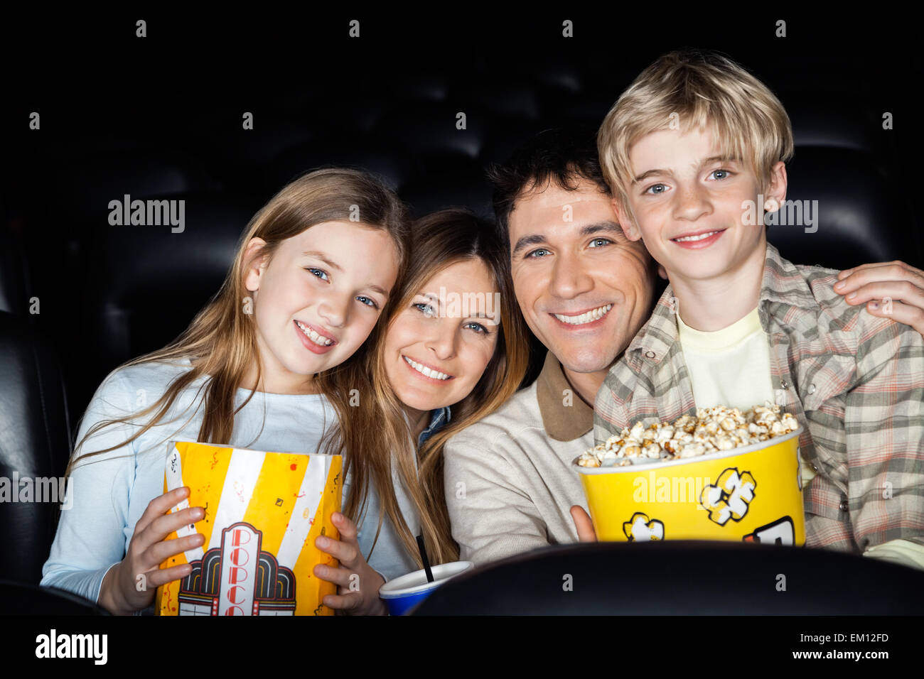 Glückliche Familie mit Popcorn im Kino Theater Stockfoto