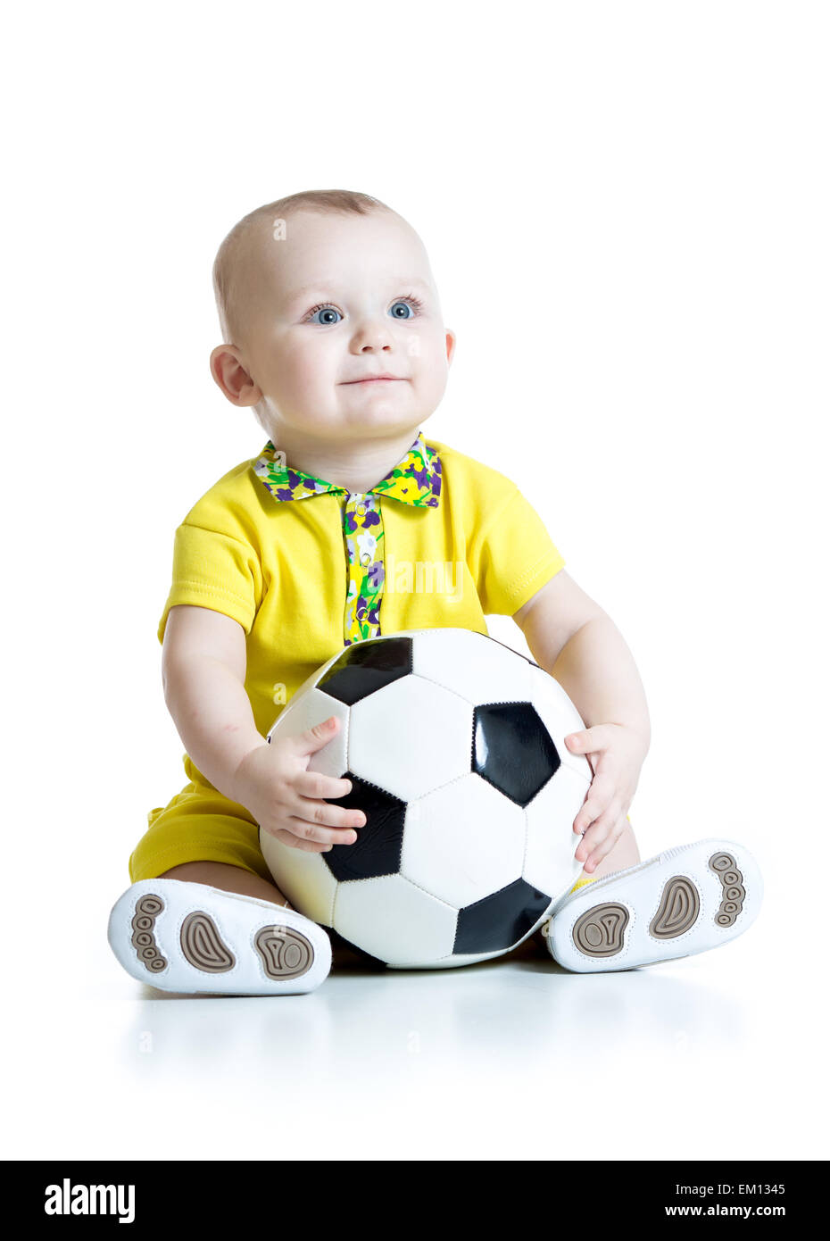 liebenswert Kind mit Fußball auf weißem Hintergrund Stockfoto