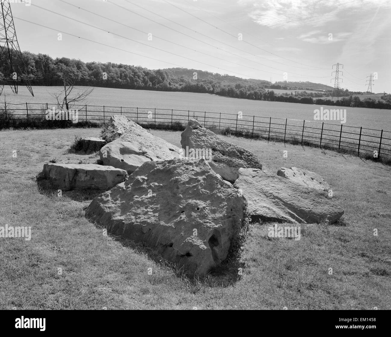 Unteren Kits Coty, Medway Valley, Kent: Sandsteinplatten aus der megalithischen Grabkammer & Fassade einer neolithischen Dolmen zerstört im Jahre 1690. Stockfoto