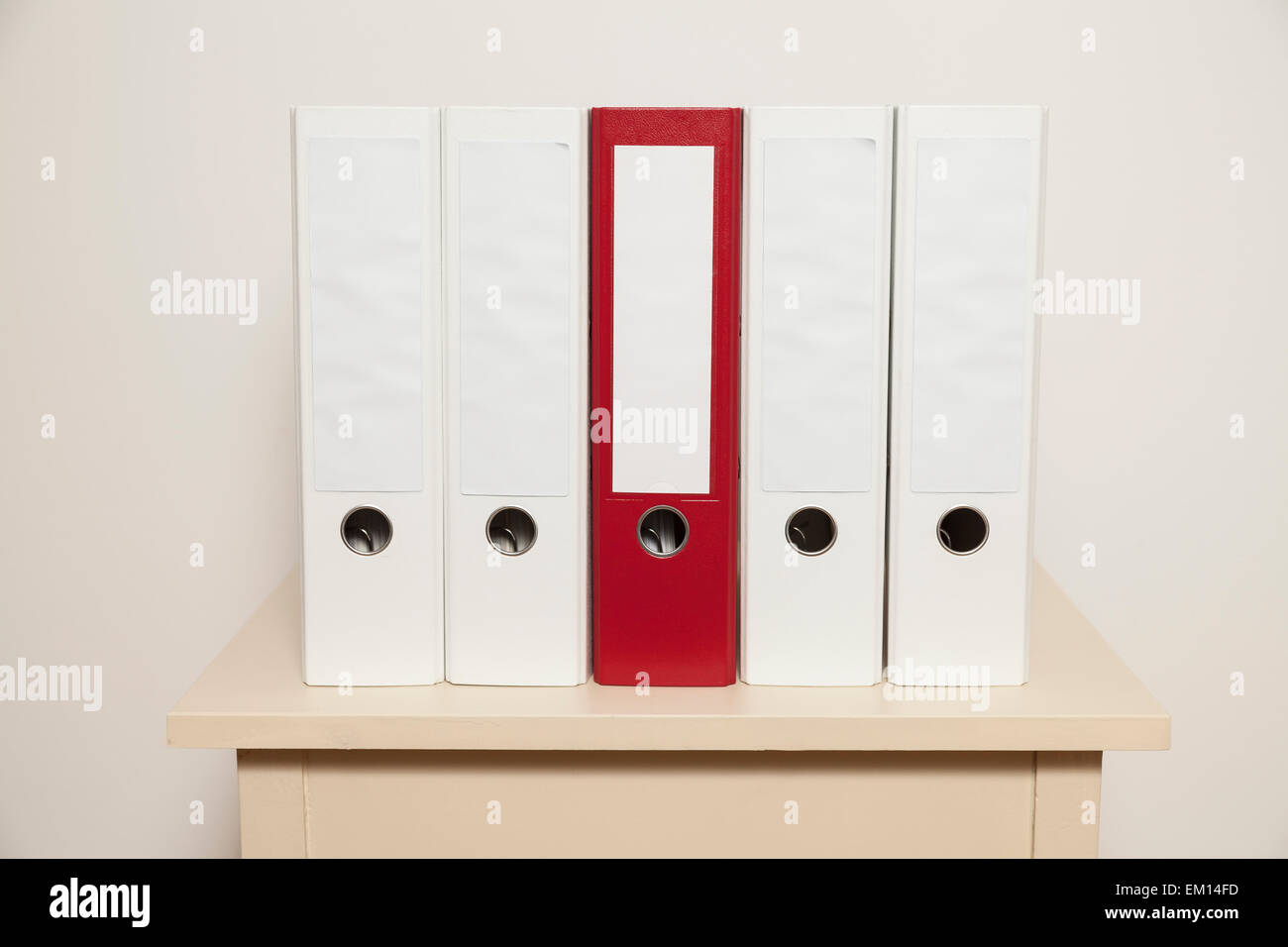Rote Ordner zwischen weiß Stockfoto