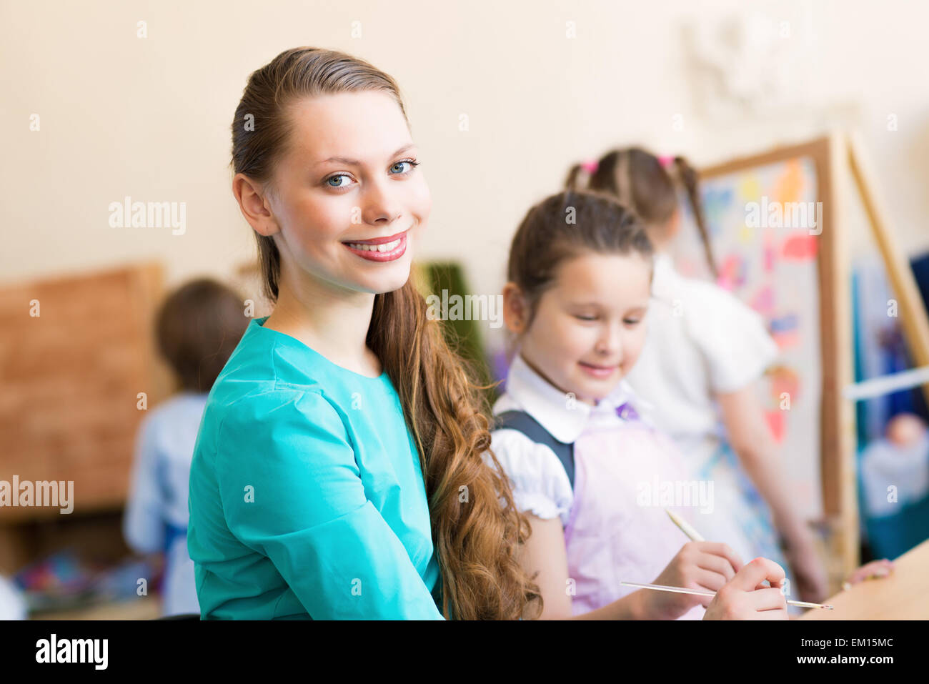 Kinder mit dem Lehrer in der Malerei Stockfoto