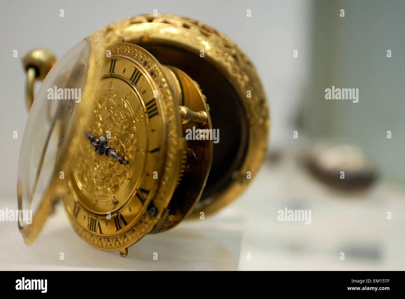 Goldene Uhr, Raum Uhren und Möbel, Museum Musée Paul Dupuy Toulouse Frankreich Stockfoto