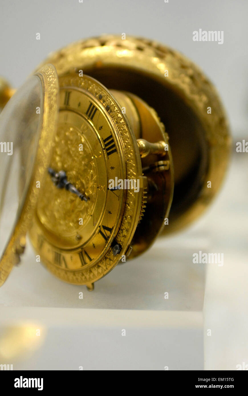 Goldene Uhr, Raum Uhren und Möbel, Museum Musée Paul Dupuy Toulouse Frankreich Stockfoto