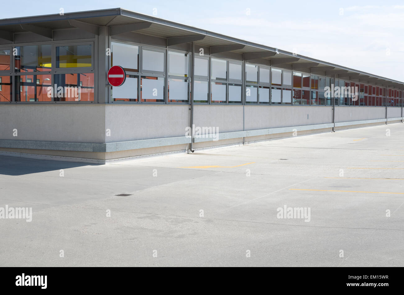 Leere auf dem Dach Parkplatz eines Einkaufszentrums am Mittag Stockfoto