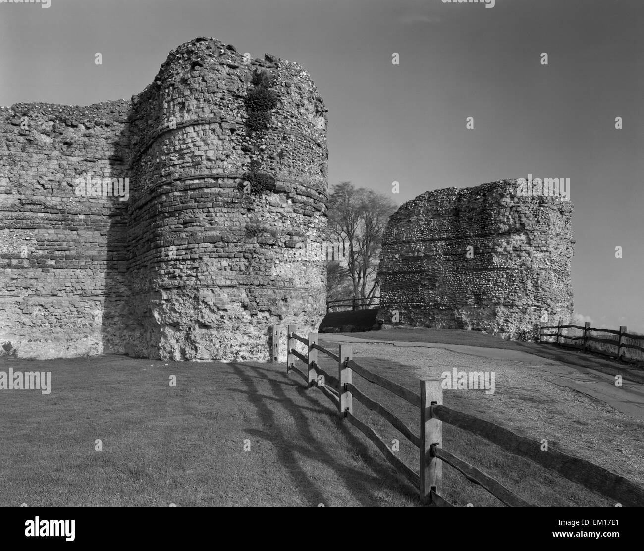 Außenseite des wichtigsten Westtor von Pevensey Roman Fort, die C4th 'Saxon Shore' Fort von Anderitum, in der Nähe von Hastings, East Sussex. Stockfoto