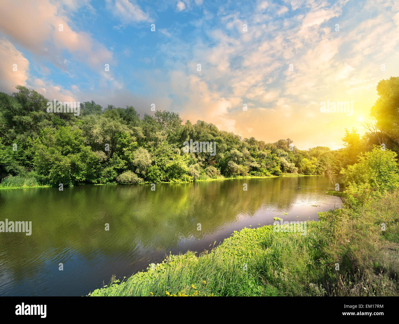 Sonne in den Wolken über dem Fluss Stockfoto