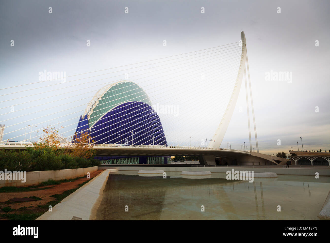 Äußere des Gebäudes in Valencia, Spanien und der Pont l'Assut de l ' oder L'Agora Stockfoto