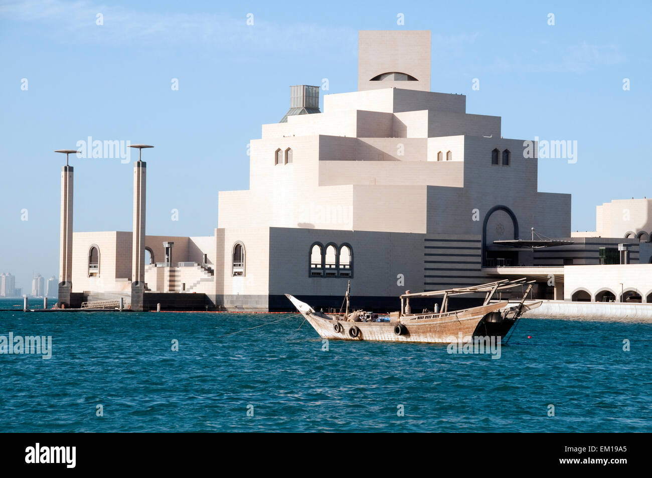 Eine Dhau-Boot schwimmt am Persischen Golf vor das Museum für islamische Kunst in Doha, Katar. Stockfoto