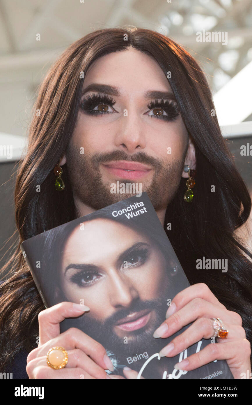 London, UK. 15. April 2015. Österreichische Sängerin und 2014 Eurovision Gewinner Conchita Wurst besucht London Book Fair, über ihre Autobiographie "Als Conchita", herausgegeben von John Blake zu sprechen. Der Londoner Buchmesse 2015 im Olympia Exhibition Centre in Kensington läuft bis zum 16. April 2015. Bildnachweis: Nick Savage/Alamy Live-Nachrichten Stockfoto