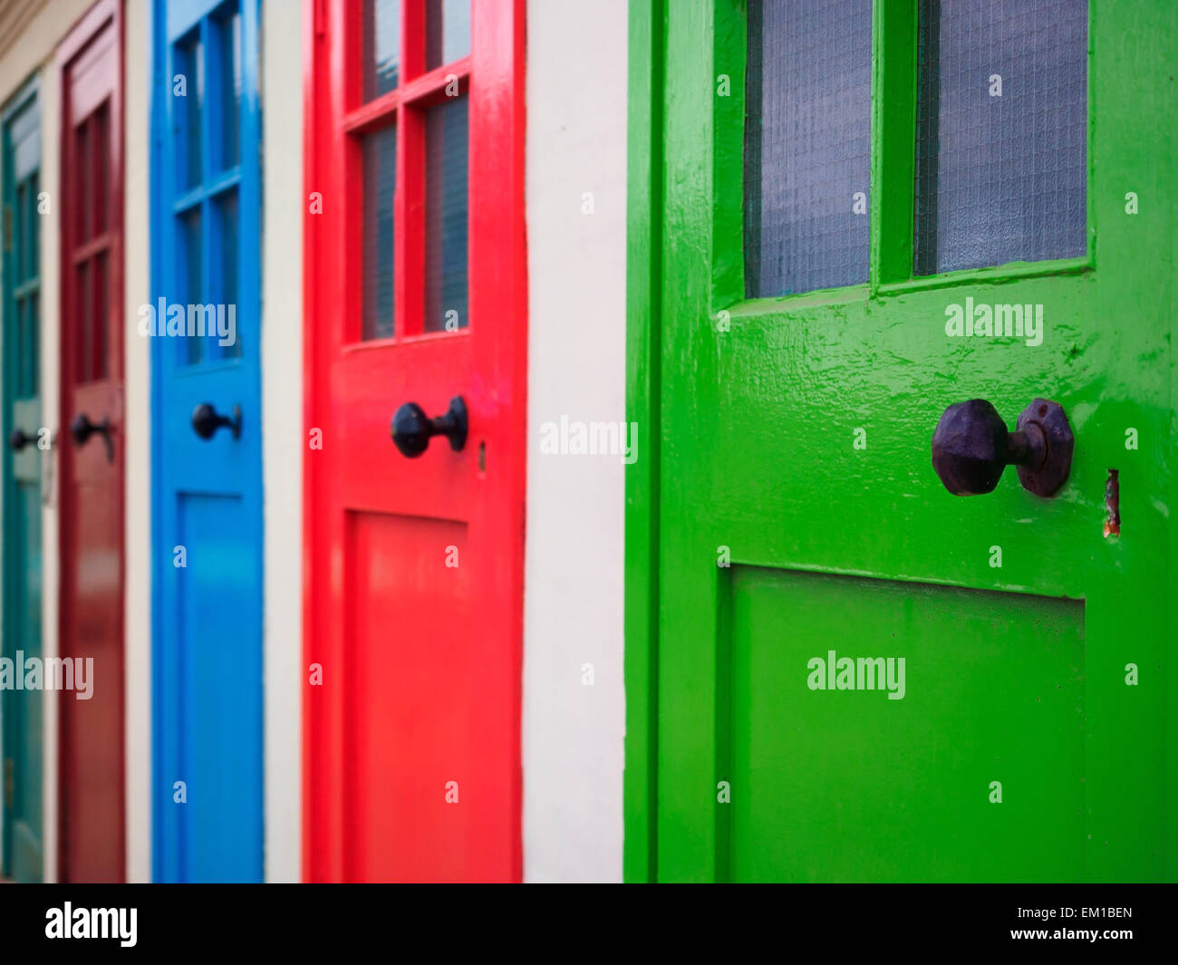 Eine Reihe von bemalten Türen in leuchtenden Farben auf dem Meer Stadt von North Berwick, in Schottland. Stockfoto