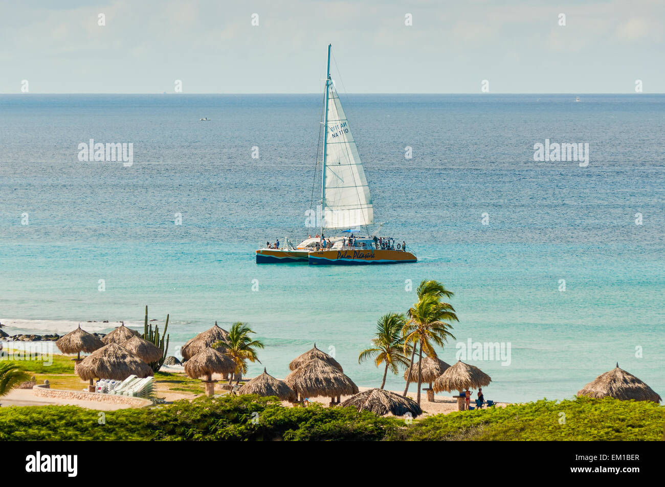 Touristen auf einem Katamaran Palm Vergnügen genießen der wunderschönen tropischen Insel Aruba Stockfoto